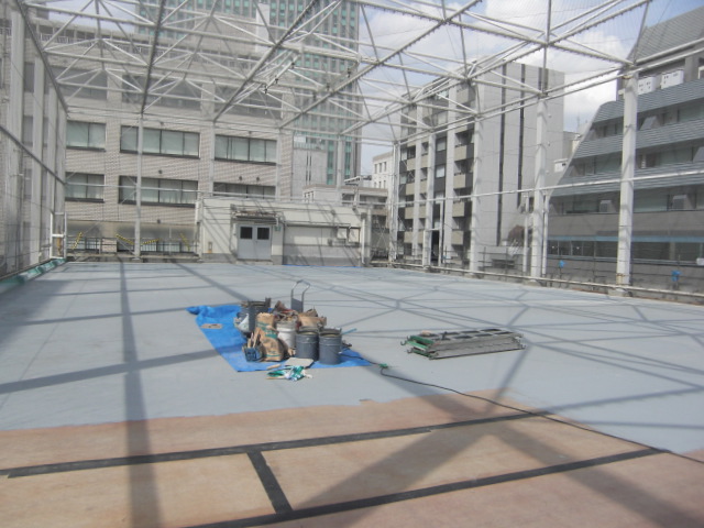 中央区立銀座中学校屋上運動場床改修工事の写真