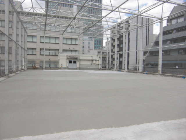 中央区立銀座中学校屋上運動場床改修工事の写真